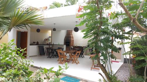 塞古罗港Residence Vila Europa的户外庭院配有桌椅和树木。