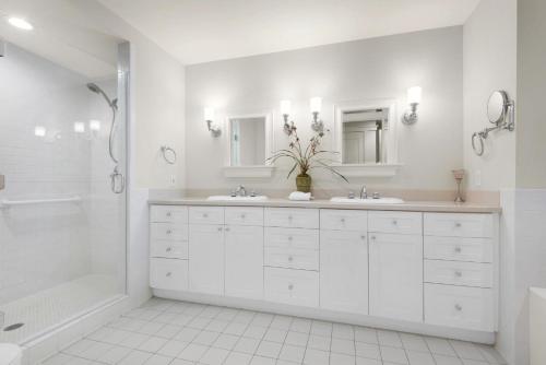 锡格罗夫海滩Watercolor Townhouse 9的白色的浴室设有2个盥洗盆和1个浴缸。