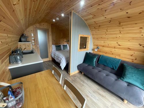EarlishAllt Yelkie Pod Aon, Earlish的小屋内的一个带沙发和床的房间