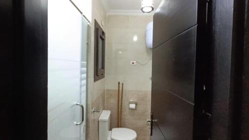 Al Ḩammāmصيف في جراند هيلز الساحل الشمالي的一间带卫生间和淋浴的小浴室