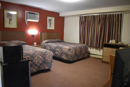 匹兹堡南部丘陵汽车旅馆的酒店客房设有两张床和电视。