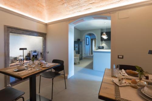 芬奇Anima di Vinci的一间带桌椅的用餐室和一间厨房