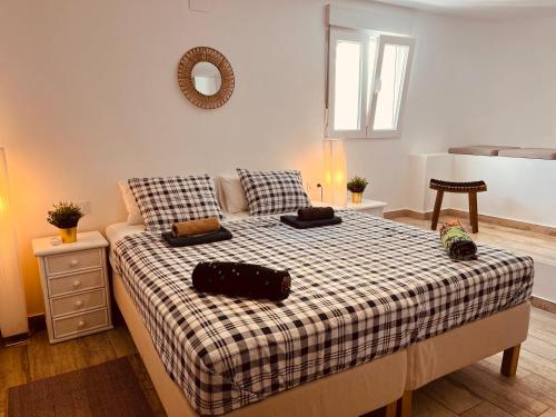德尼亚Magic Dream Seaview Villa Denia with 2 Pools, BBQ, Airco, Wifi的一间卧室配有一张带 ⁇ 子毯子的床