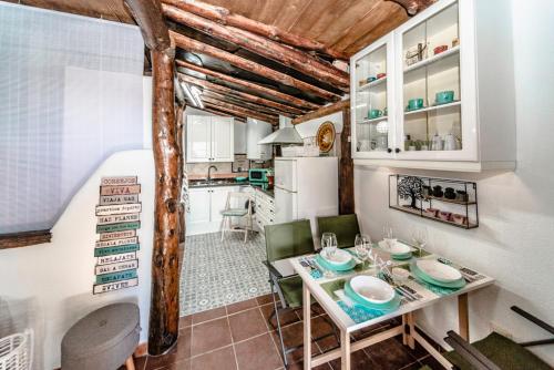 布维翁La Casita del Árbol Blanco的厨房以及带桌椅的用餐室。