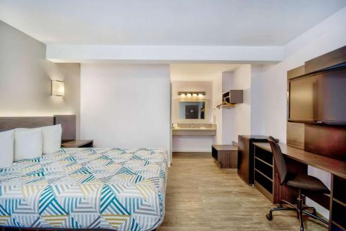 英格尔伍德加州英格尔伍德6号汽车旅馆的配有一张床和一张书桌的酒店客房