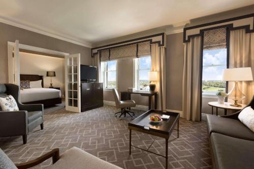 埃德蒙顿Fairmont Hotel Macdonald的酒店客房设有床和客厅。