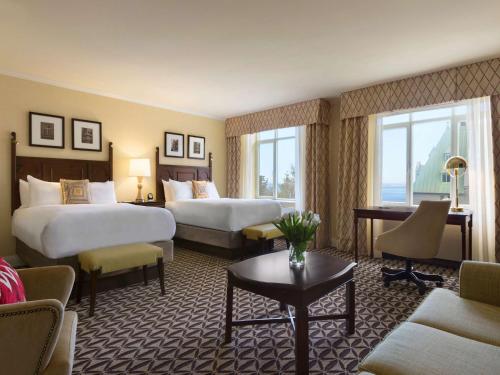 拉马巴耶费尔蒙特乐玛努尔黎塞留酒店的酒店客房设有两张床和一张桌子。