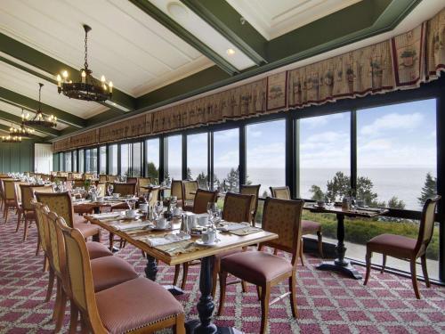 拉马巴耶费尔蒙特乐玛努尔黎塞留酒店的用餐室设有桌椅和窗户。