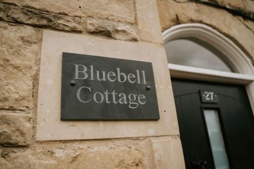 BranstonBluebell cottage Branston Lincoln的建筑物一侧的标志