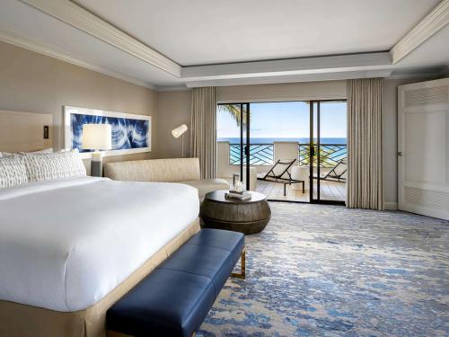 瓦克拉Fairmont Orchid的酒店客房设有一张床,享有海景。