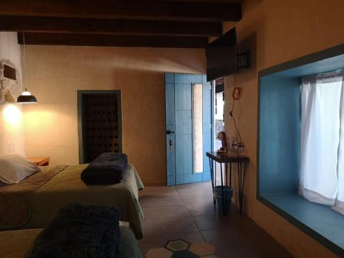 圣克里斯托瓦尔-德拉斯卡萨斯Hotel Pepen的一间卧室设有两张床,一扇门通往浴室