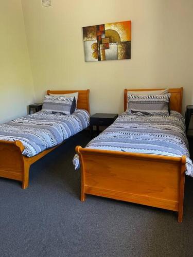 奥尔伯里Classic Beauty的两张睡床彼此相邻,位于一个房间里