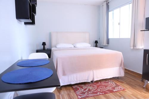 圣路易斯Edícula Próxima a Praias!的一间卧室配有一张床、一张书桌和一台电视