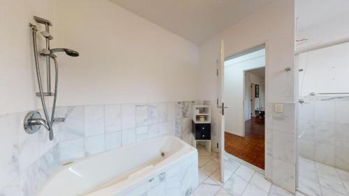 圣保罗Becas House的白色的浴室设有浴缸和淋浴。
