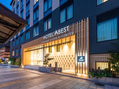 京都HOTEL ABEST GRANDE KYOTO KIYOMIZU的大楼前的旅馆标志