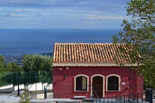 圣阿尔菲奥Agriturismo Dolcetna的山坡上红色屋顶的房子