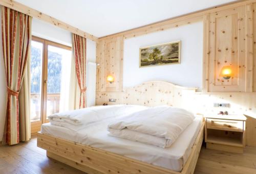 圣卡夏诺切阿萨安缇尔西丝家庭与健康公寓式酒店的卧室配有一张白色大床
