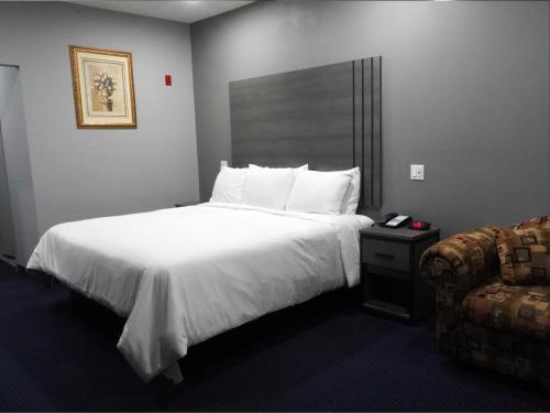 亨博尔布什国际机场美国最佳价值旅馆和套房的配有一张床和一把椅子的酒店客房