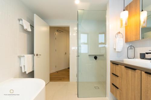 玛志洛COTTON TREE CORNER@The Cosmopolitan Unit 10509的带淋浴、卫生间和盥洗盆的浴室