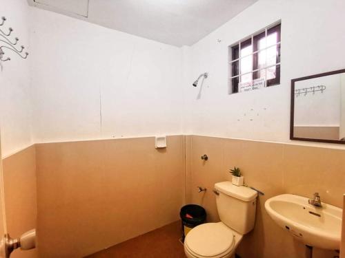 卢塞纳Sto Niño Residences Lucena City的一间带卫生间和水槽的浴室