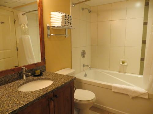 奥索尤斯核桃海滩度假酒店的一间带水槽、浴缸和卫生间的浴室