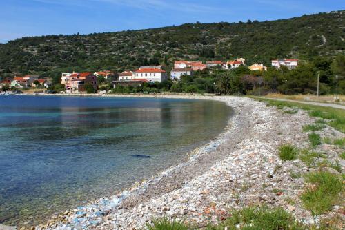 韦利拉特Apartments and rooms by the sea Cove Soline, Dugi otok - 448的海岸上拥有房屋的海滩