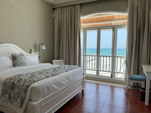 蓬蒂切里Villa Cavi的一间卧室设有一张床和一个海景阳台