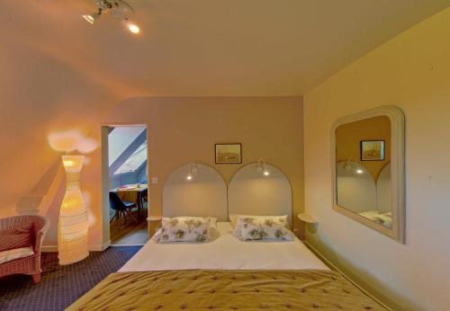 贝诺代科瑞温地区酒店的一间卧室配有一张大床和两个枕头