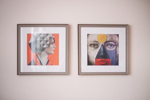 考纳斯Art & Comfort Home的墙上有两张画面的女人