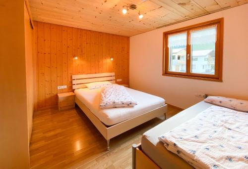 施科佩尔瑙Haus Helga的一间卧室设有两张床和窗户。