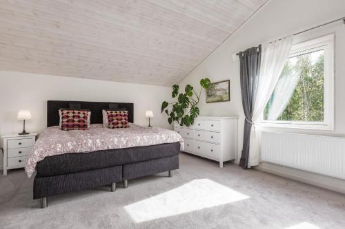 KisaModern holiday home in Kisa的一间卧室设有一张大床和一个窗户。