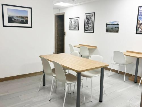 蒙扎Sissi Comfort Rooms Foresteria Lombarda的用餐室配有桌子和白色椅子