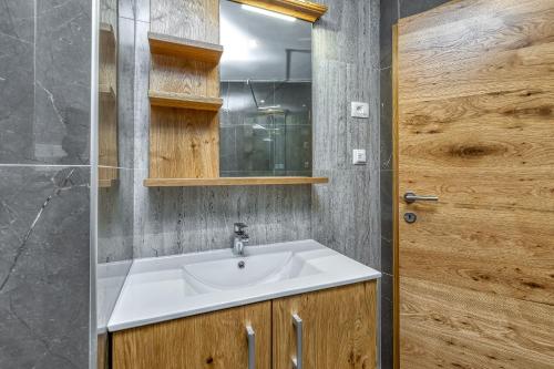乌马格Casa Viktor的一间带水槽和木门的浴室