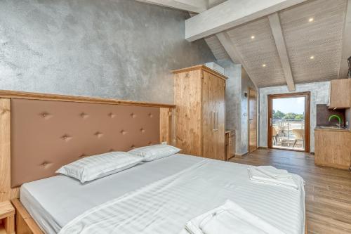 乌马格Casa Viktor的卧室配有一张白色大床
