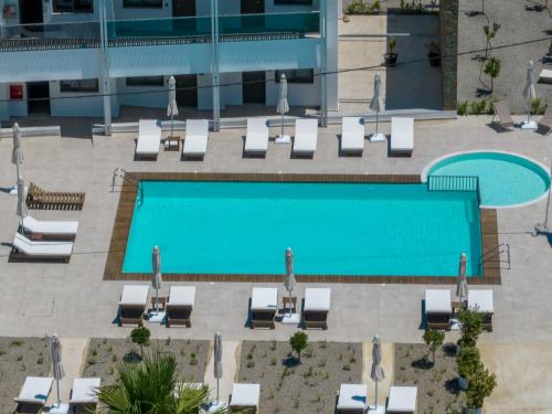 法里拉基Kellys Luxury Apartments的享有酒店游泳池的顶部景色