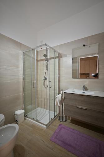 卡利亚里eliterooms的带淋浴、卫生间和盥洗盆的浴室