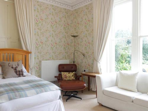 杰德堡阿勒顿酒店的卧室配有床、椅子和窗户。