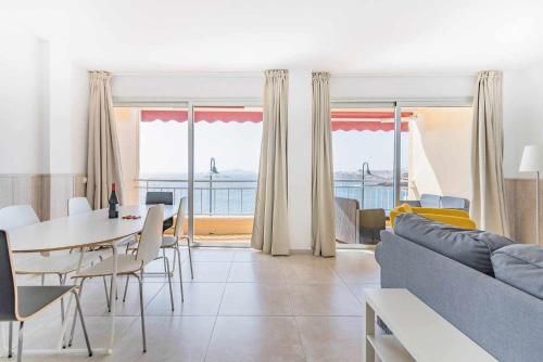 梅莱纳拉Piso en primera linea con vistas directas al mar的客厅配有沙发和桌椅