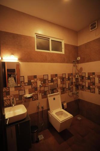 伊都基Paadi Holidays Idukki的一间带卫生间和水槽的浴室