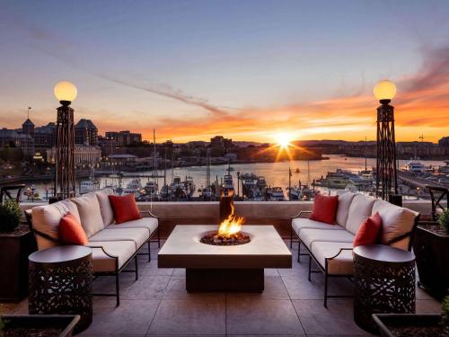 维多利亚费尔蒙特帝后大酒店的一个带火坑的庭院,享有海港的景色