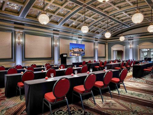 维多利亚费尔蒙特帝后大酒店的一间会议室,配有桌椅和屏幕