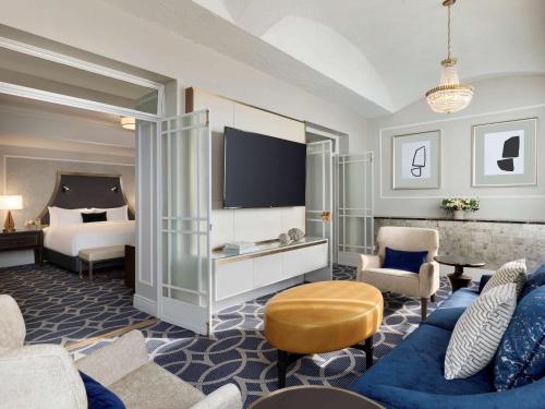 温哥华Fairmont Hotel Vancouver的酒店客房设有床和客厅。