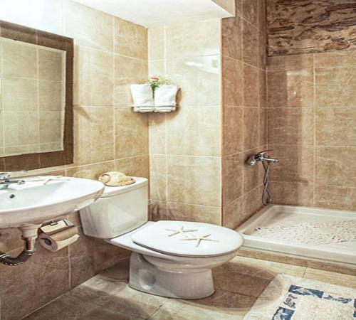斯基亚索斯镇Boutique Hotel Tsopela的浴室配有卫生间、盥洗盆和浴缸。