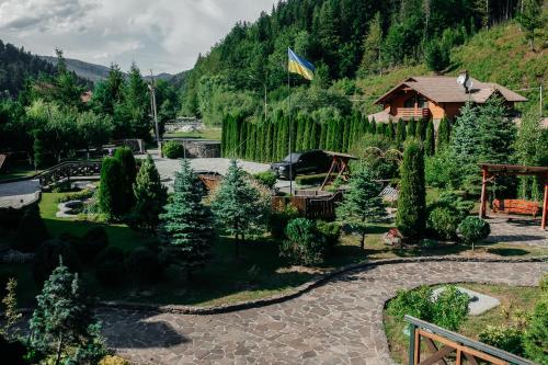 泽德尼耶沃Готель Жди ня Єво instagram zhdenievo hotel的享有带房屋和国旗的花园美景