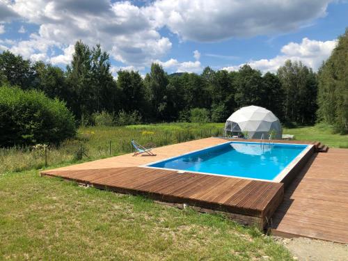 ŚciegnyGlamping Stodoła Dome的一个带圆顶帐篷的游泳池