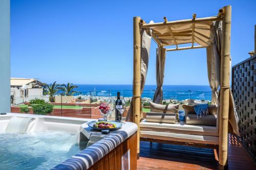 赫索尼索斯Esperides Resort Crete, The Authentic Experience的海景阳台上的热水浴池