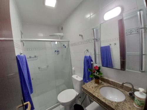 萨尔瓦多Village - Condomínio Mansão da Lagoa的带淋浴、卫生间和盥洗盆的浴室