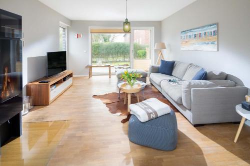 诺德奈Mühlenloft的带沙发和电视的客厅
