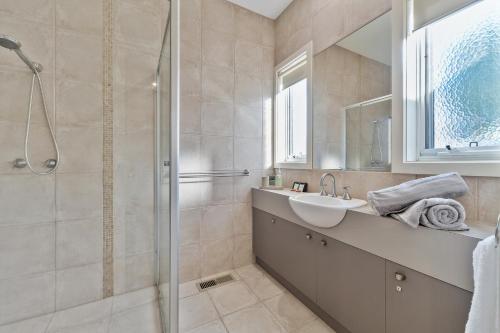 SeafordSeaford Luxe Beach House 2023 BDC Traveller award winner的一间带水槽和淋浴的浴室