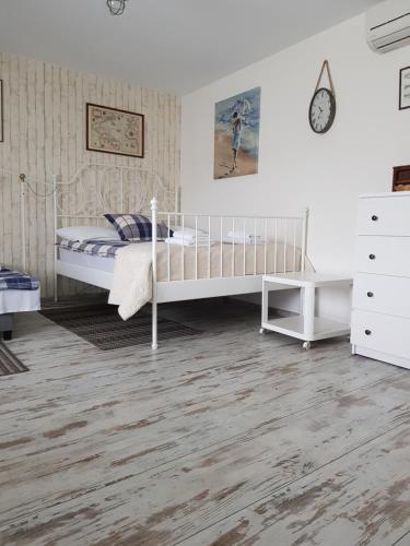 格但斯克Seaside的卧室配有白色的床和白色梳妆台